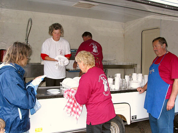 Die Helfer beim Kreis-Trachten Jugendtreffen 2004