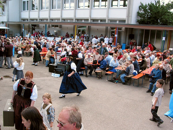 Die Helfer beim Kreis-Trachten Jugendtreffen 2004