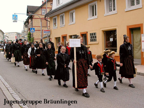 Umzug beim Kreis-Trachten Jugendtreffen 2004