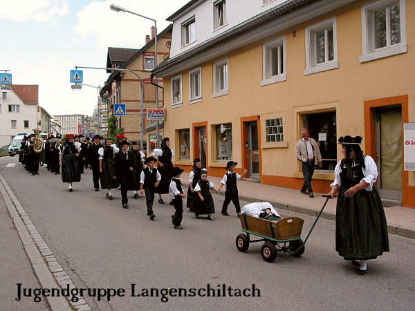 Umzug beim Kreis-Trachten Jugendtreffen 2004