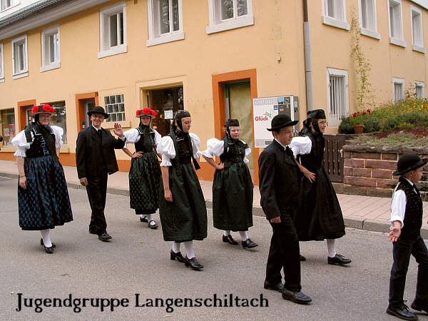 Umzug beim Kreis-Trachten Jugendtreffen 2004