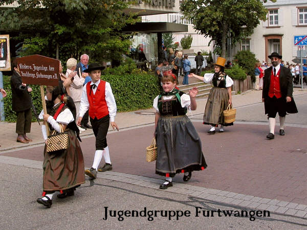 Umzug beim Kreis-Trachten Jugendtreffen 2004