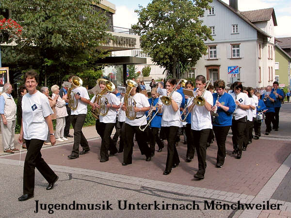 Umzug beim Kreis-Trachten Jugendtreffen 2004