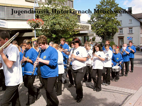 Umzug beim Kreis-Trachten Jugendtreffen 2004