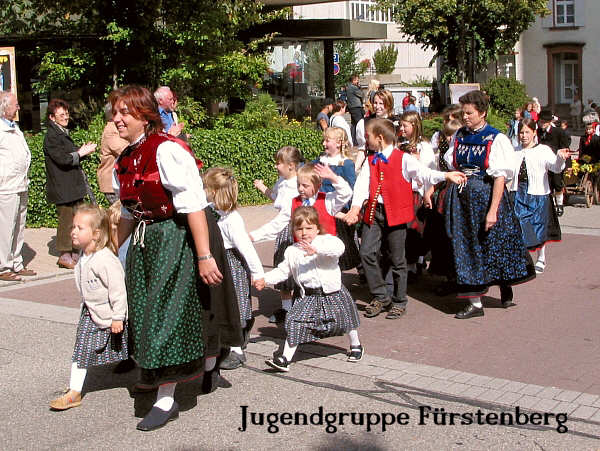 Umzug beim Kreis-Trachten Jugendtreffen 2004