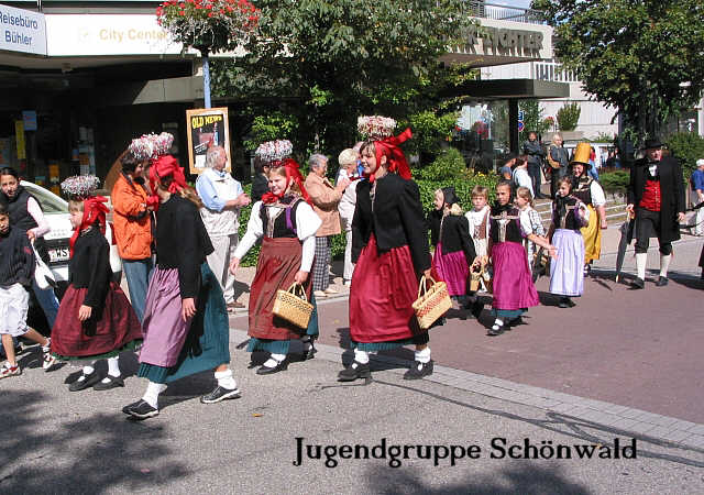 Umzug beim Kreis-Trachten Jugendtreffen 2004