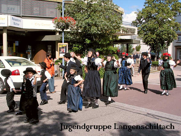 Umzug beim Kreis-Trachten Jugendtreffen 2004