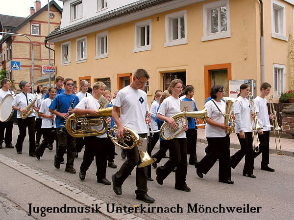 Umzug beim Kreis-Trachten Jugendtreffen 2004