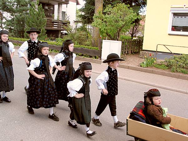 Trachtenverein St. Georgen beim Trachtenumzug in Hardt