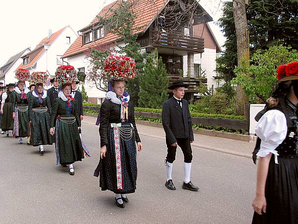 Trachtenverein St. Georgen beim Trachtenumzug in Hardt