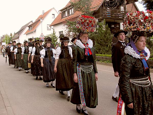 Trachtenverein St. Georgen beim Trachtenumzug in Hardt