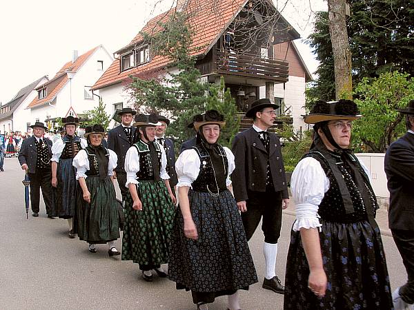 Trachtenverein St. Georgen beim Trachtenumzug in Hardt