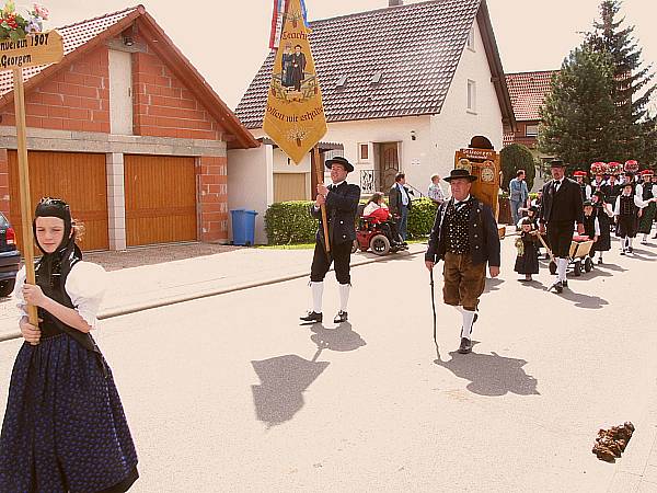 Trachtenverein St. Georgen beim Trachtenumzug in Hardt