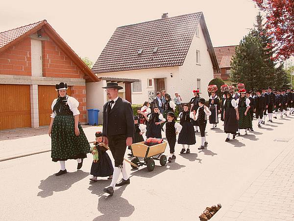 Trachtenverein St. Georgen beim Trachtenumzug in Hardt