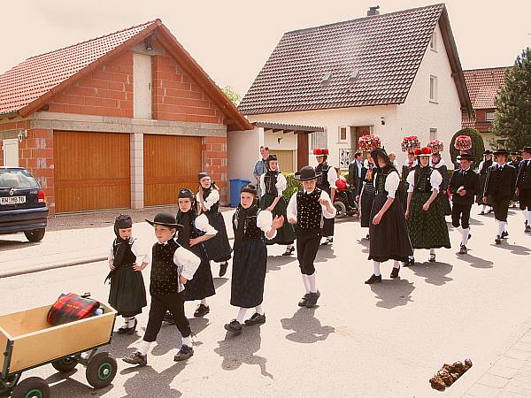 Trachtenverein St. Georgen beim Trachtenumzug in Hardt