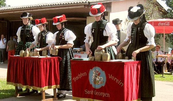 Die Glockengruppe beim Hoffest in Mönchweiler