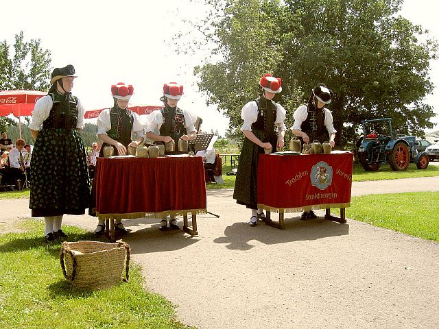 Die Glockengruppe beim Hoffest in Mnchweiler