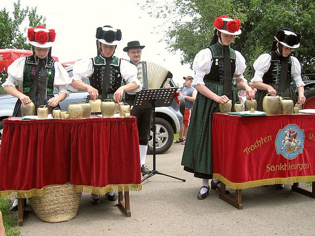 Die Glockengruppe beim Hoffest in Mnchweiler