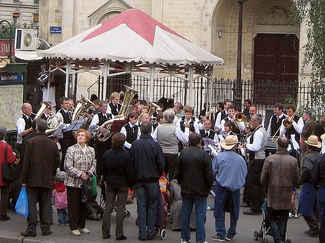 Die  Stadtmusik beim Weinlesefest in Paris