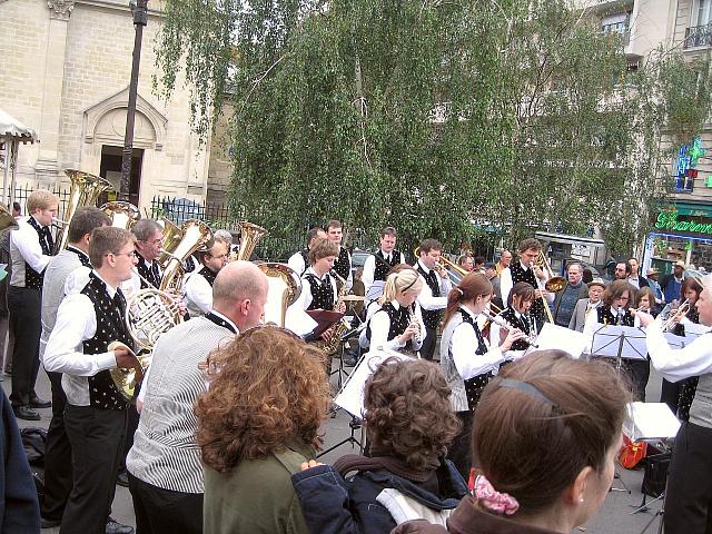 Die  Stadtmusik beim Weinlesefest in Paris