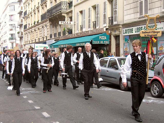 Die  Stadtmusik beim Weinlesefest in Paris