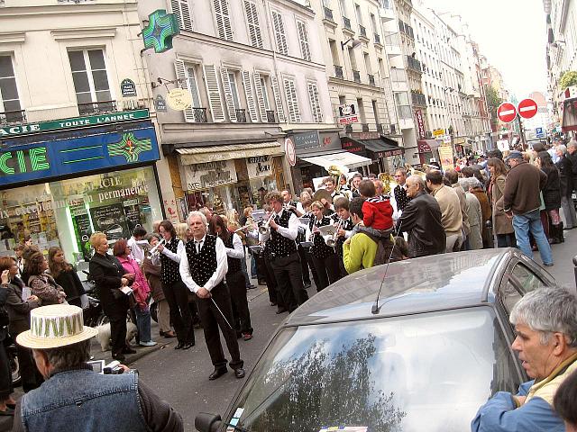 Die  Stadtmusik beim Weinlesefest in Paris