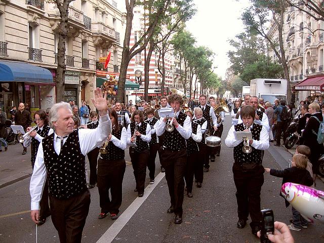 Die  Stadtmusik beim Weinlesefest in Paris