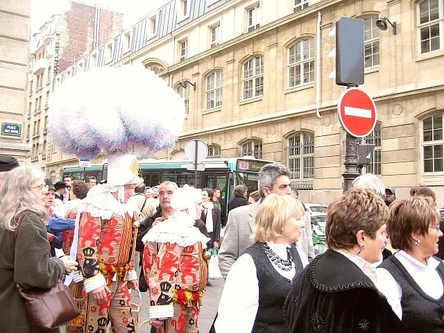 Umzugsteilnehmer beim Weinlesefest in Paris