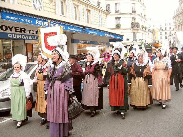 Umzugsteilnehmer beim Weinlesefest in Paris