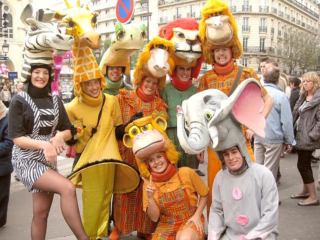 Umzugsteilnehmer beim Weinlesefest in Paris