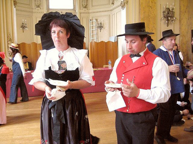 Umzugsteilnehmer beim Weinlesefest in Paris