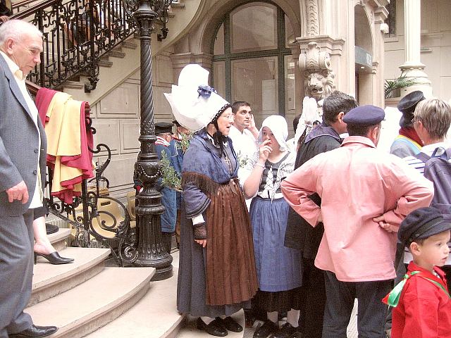 Umzugsteilnehmer beim Weinlesefest in Paris