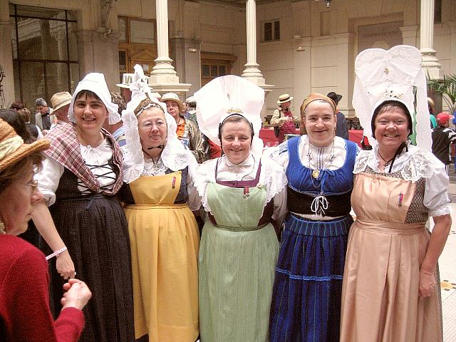 Umzugsteilnehmer beim Weinlesefest in Paris