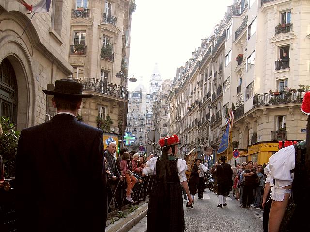 Der Trachtenverein beim Weinlesefest in Paris