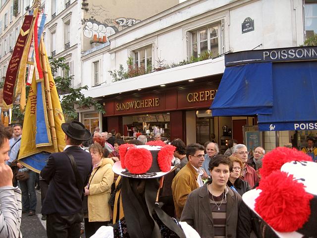 Der Trachtenverein beim Weinlesefest in Paris