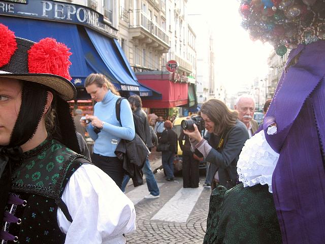 Der Trachtenverein beim Weinlesefest in Paris