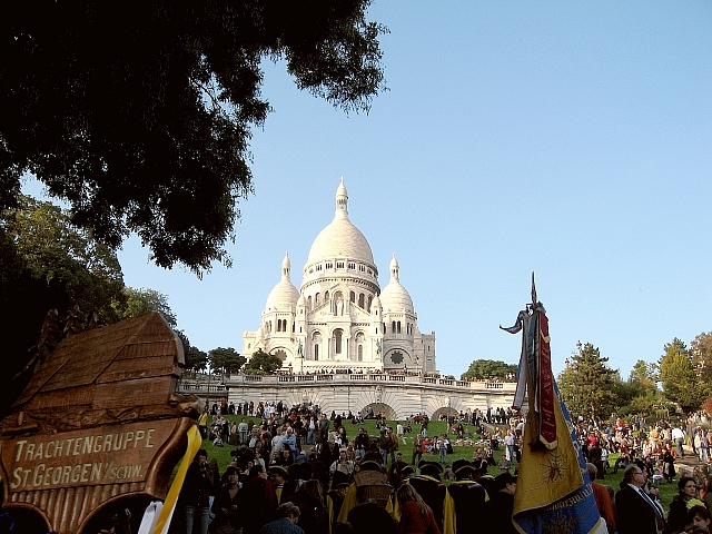 Der Trachtenverein beim Weinlesefest in Paris