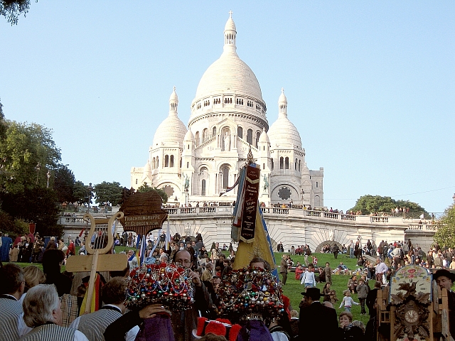 Der Trachtenverein beim Weinlesefest in Paris