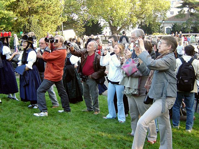 Der Trachtenverein beim Weinlesefest in Paris