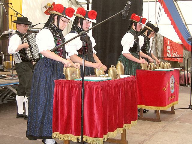 Die Glockengruppe beim Feuerwehrfest