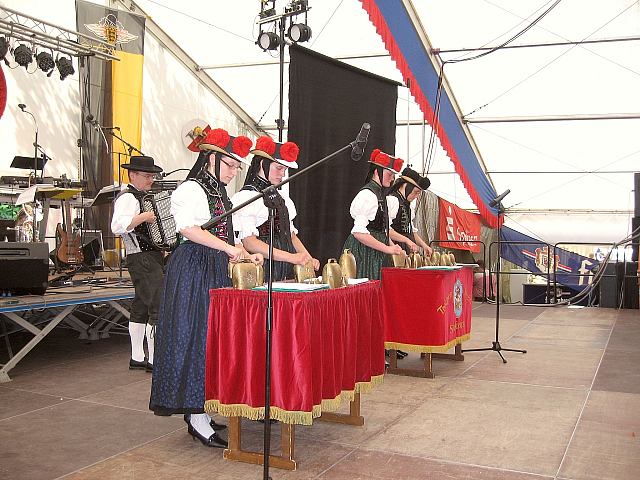 Die Glockengruppe beim Feuerwehrfest