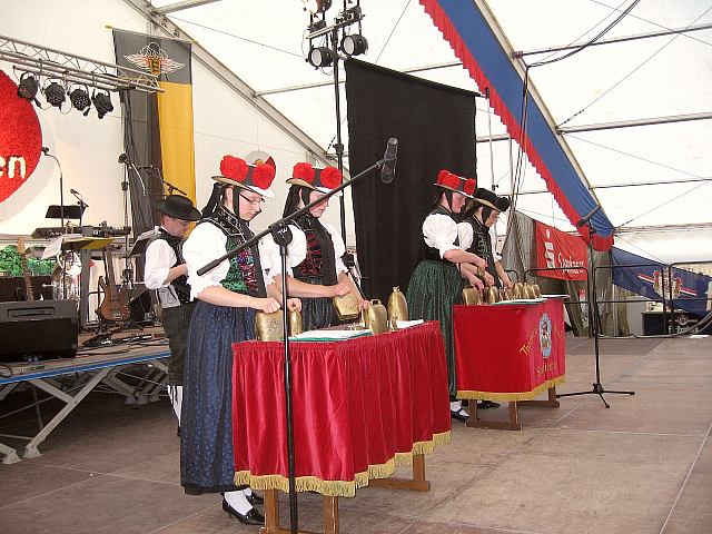 Die Glockengruppe beim Feuerwehrfest