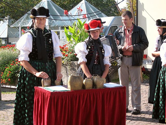 Glockengruppe spielt beim Krbismarkt 