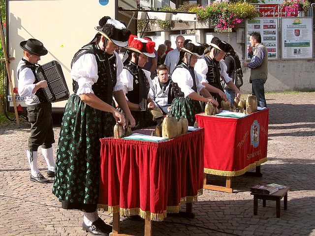 Glockengruppe spielt beim Krbismarkt 