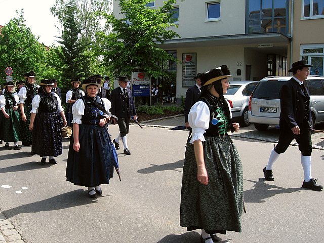 Der Trachtenverein beim Umzug in berlingen