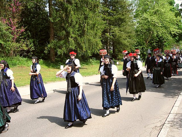 Der Trachtenverein beim Umzug in berlingen