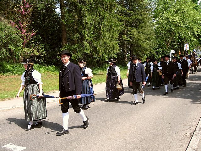 Der Trachtenverein beim Umzug in berlingen