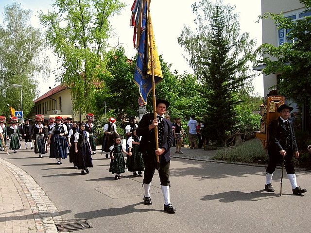 Der Trachtenverein beim Umzug in berlingen