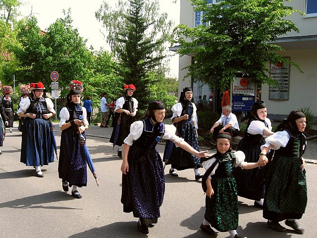 Der Trachtenverein beim Umzug in berlingen