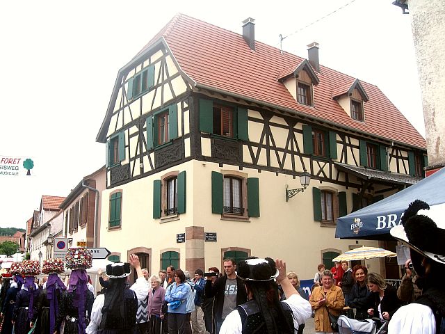 Der Umzug beim Kirschenfest in Westhoffen 